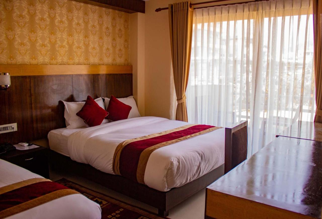 Hotel Silverline Pokhara Exteriör bild