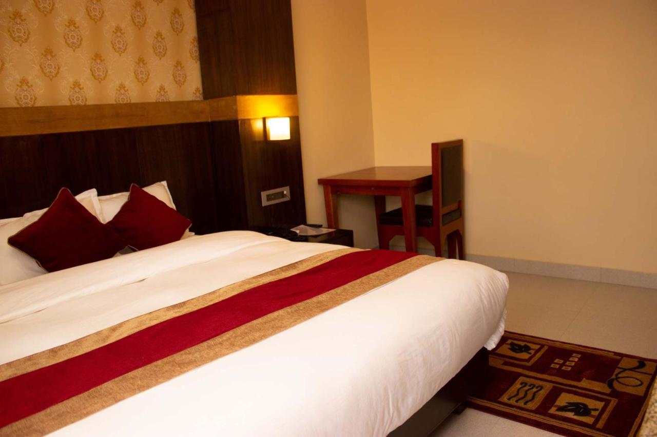Hotel Silverline Pokhara Exteriör bild