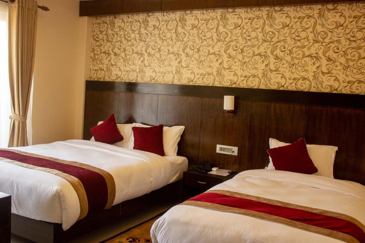 Hotel Silverline Pokhara Exteriör bild